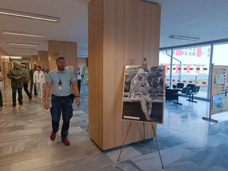 Výstava o pěstounství v mostecké nemocnici