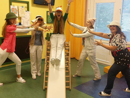 Klobouky, čepice a hučky v mostecké nemocnici pomáhají