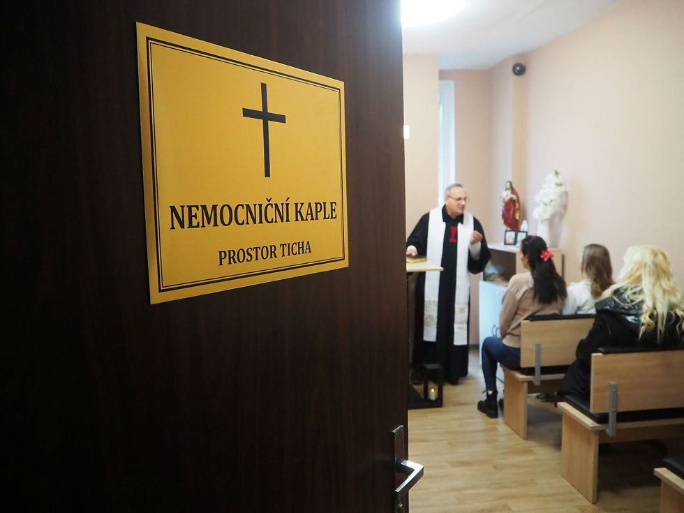 Nemocniční kaple slouží všem lidem bez ohledu na náboženské vyznání.