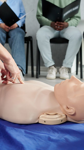 Instructor_Teaching_First_Aid_Cardiopulmonary_Resuscitation_Course_original_3717386_edited