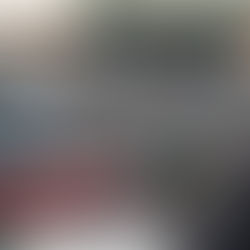 Photo d’un parking d’entreprise avec des véhicules de différentes générations (anciens et récents), un gestionnaire observant une tablette de diagnostic de flotte — format horizontal.