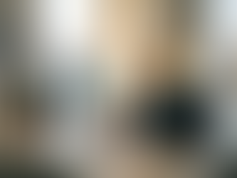 Photo d’un gestionnaire de flotte à son bureau consultant des documents fiscaux et un tableau de bord numérique, ambiance hivernale légère avec mini sapin de noel sur son bureau et un calendrier affichant “Décembre 2025” dans un bureau sobre et moderne — format horizontal.