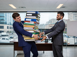 Un patron qui donne une grosse charge de travail à son salarié