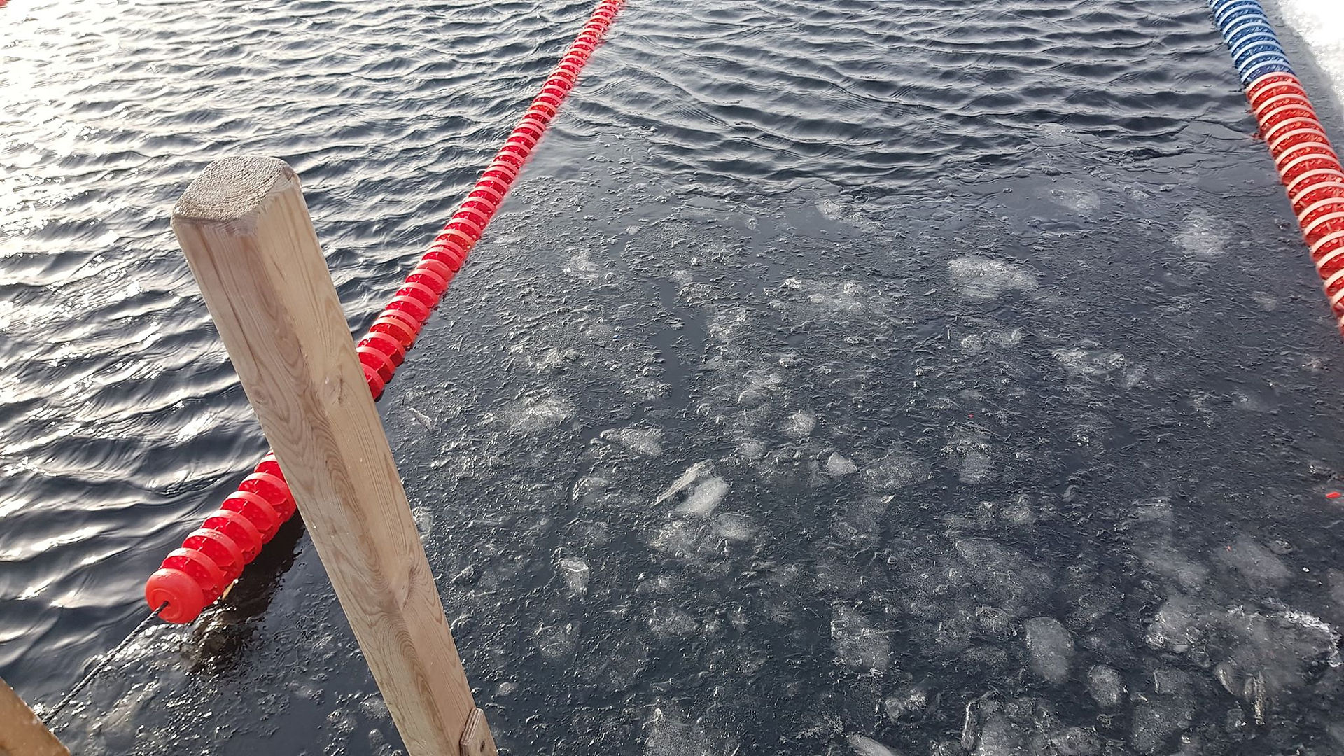 Das Wettkampfbecken bei den Eisschwimm Weltmeisterschaften in Murmansk Russland
