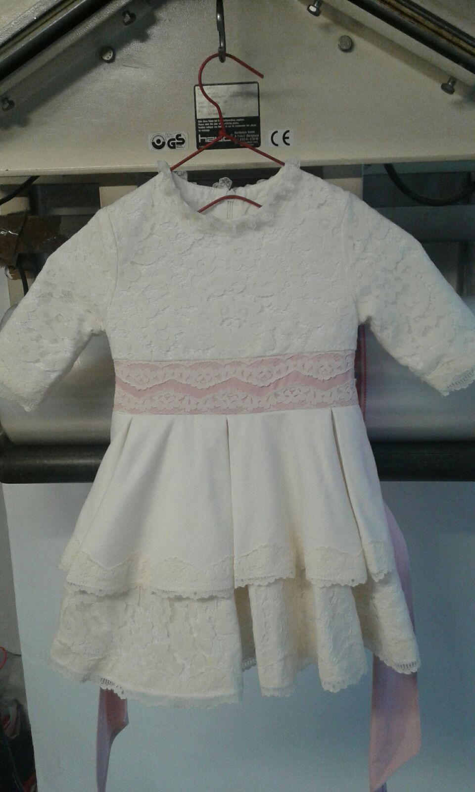 Vestido de niña con encajes