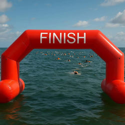 Arco inflable rojo para competencias en agua