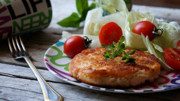 BURGER DI SALMONE CON SALSA ALLA PIZZAIOLA