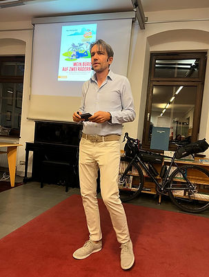 Alex Weitgruber präsentiert sein Buch Mein Büro auf zwei Rädern