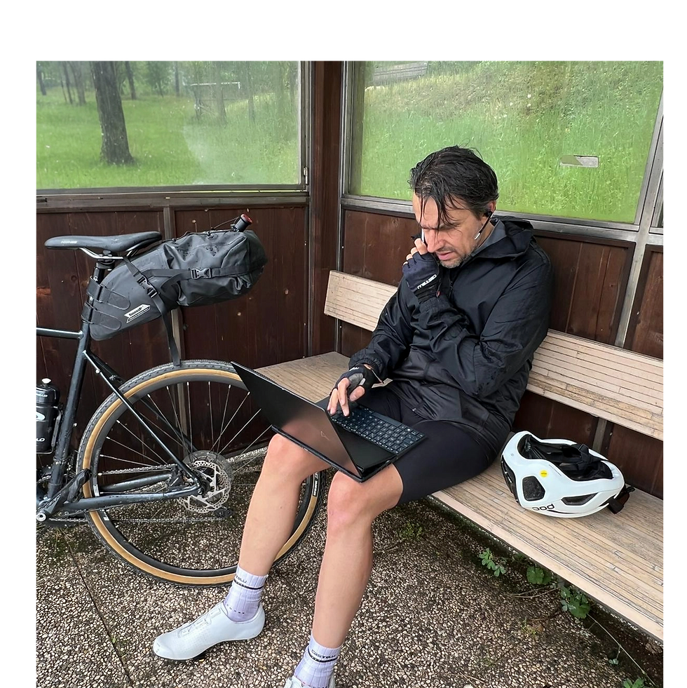 Ein Radfahrer arbeitet auf seinem Laptop