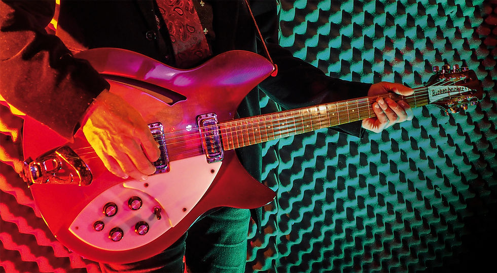 Silvio mit Gitarre-2.jpg