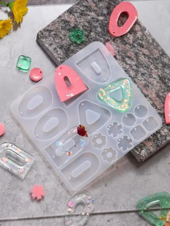 Miniatura: Unidad: 18 soles Desde 3 unidades: 15 soles    Moldes de silicona: aretes  Úsalo con: Resina epóxica y/o ecoresina Distribuid