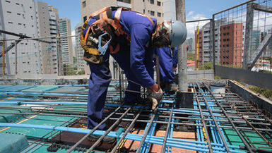 O Brasil virou exceção: enquanto o custo da construção acelera no mundo, aqui a inflação desacelera. Entenda