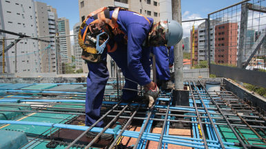 O Brasil virou exceção: enquanto o custo da construção acelera no mundo, aqui a inflação desacelera. Entenda