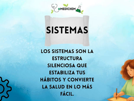 Imagen destacada del blog MediChem con un fondo azul acuarela. Un banner desplazable muestra la palabra "Sistemas" en negrita. Iconos de engranajes se ubican a la izquierda y una mujer ilustrada escribe en un escritorio a la derecha. El texto dice: "Los sistemas son la estructura silenciosa que estabiliza tus hábitos y convierte la salud en la elección más fácil".