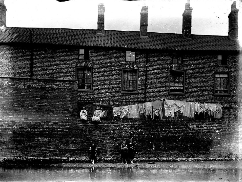 Children-on-Dennis-Street,-River-Foss-1912.jpg