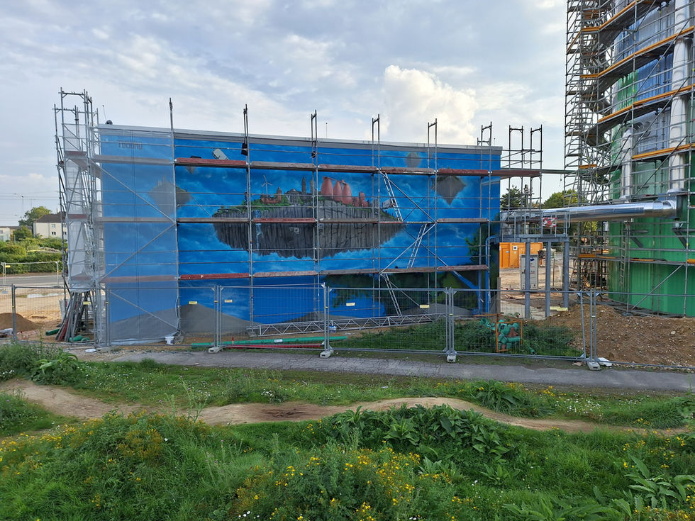 Blaue Fassadenwand mit Baugerüst, darauf ein angelegtes Graffiti einer schwebenden Felseninsel mit orangefarbenen Tanks, Boden voller Sprühdosen.
