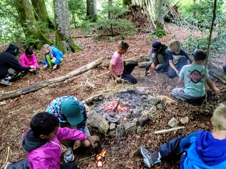 Survival Kids fokussiert am Feuermachen