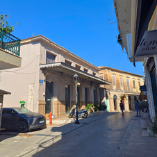 Ιστορικό εμπορικό κτίριο Καβάγια σε δρόμο της παλιάς πόλης της Πρέβεζας με στεγασμένη είσοδο.