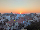 Blick über die Dächer von Preveza bei Sonnenuntergang.
