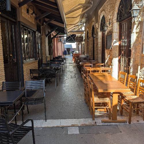 Ruhige Gasse mit Taverne in Preveza