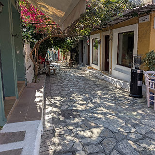 Schmale Gassen in Preveza mit alten Häusern, Schatten und kleinen Cafés