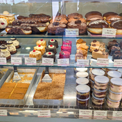 Auslage einer griechischen Konditorei mit traditionellen Kuchen, Gebäck und Desserts in Preveza.