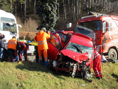 PKW gegen LKW