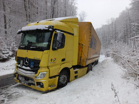 LKW-Sattelzug steckt im Straßenbankett