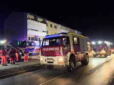 Ein Kellerbrand in einem Wohnblock in Veitsau riss in der Nacht auf Sonntag zahlreiche Bewohner aus dem Schlaf und löste einen Großeinsatz mehrerer Feuerwehren aus.