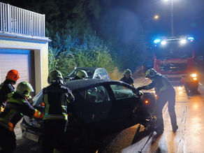 Auto krachte gegen Laternenmast