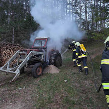 Traktorbrand am Waldrand