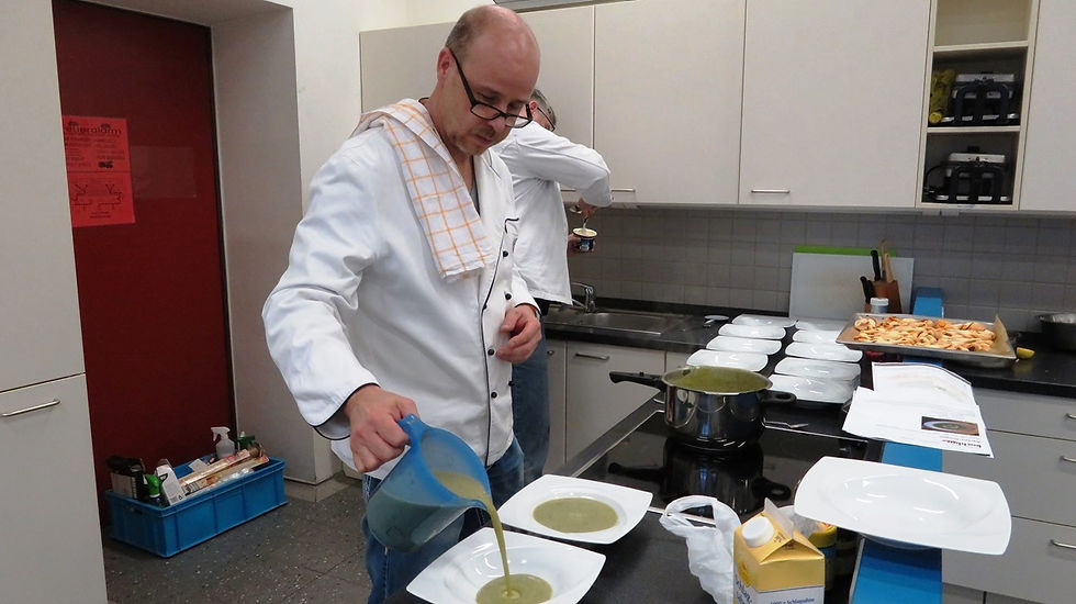 Jochen mit Gießkanne