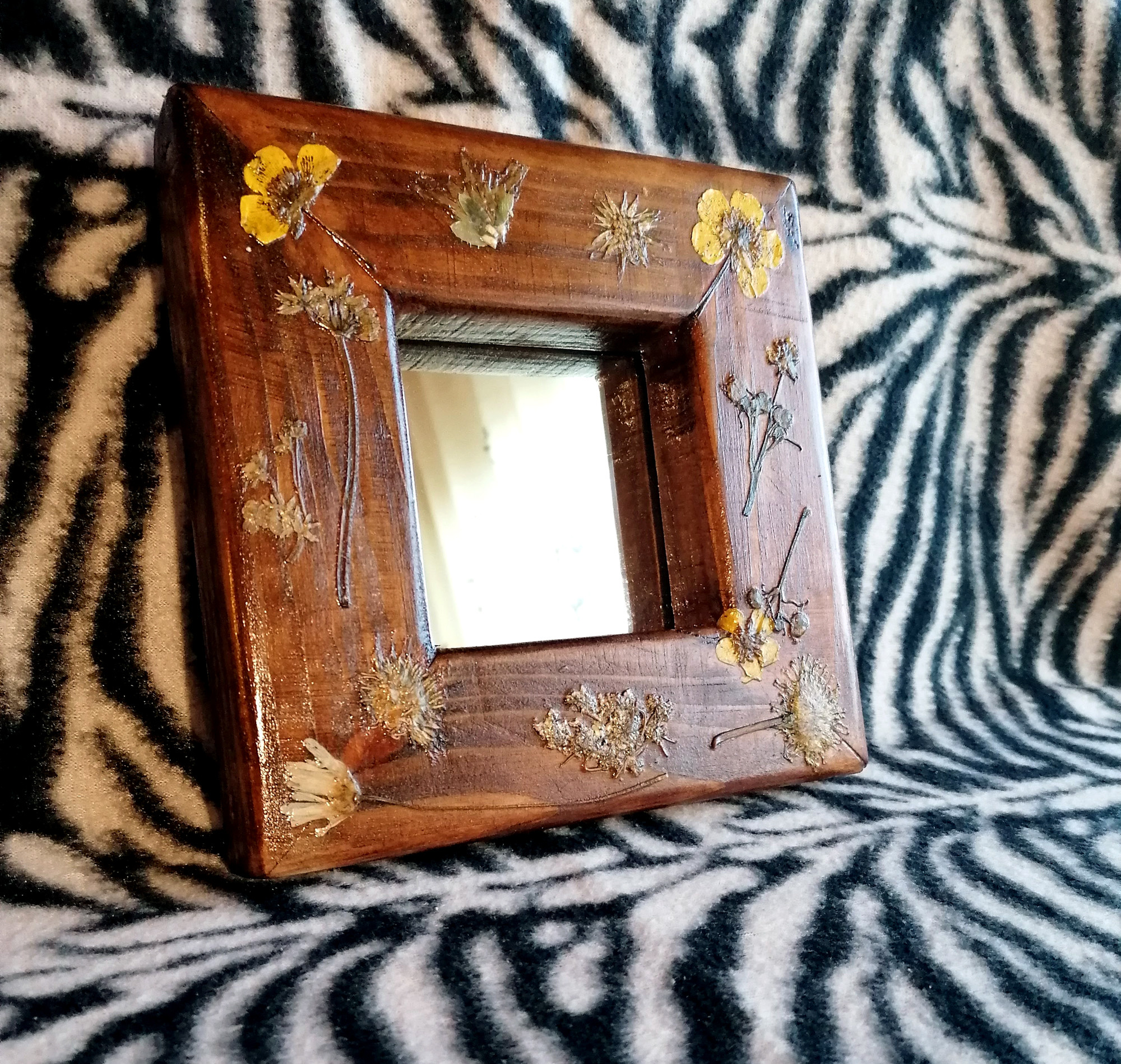 Specchio con decorazione floreale