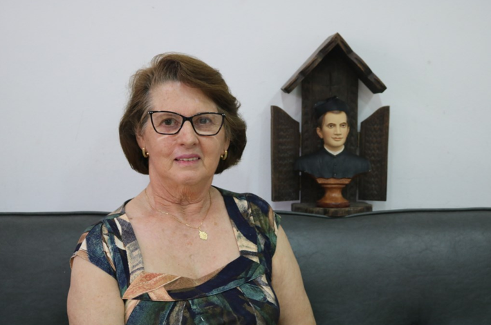 De mãe para filha: Diva Stival, que herdou da mãe a devoção ao Padre Natal Pigato, guarda busto do sacerdote.