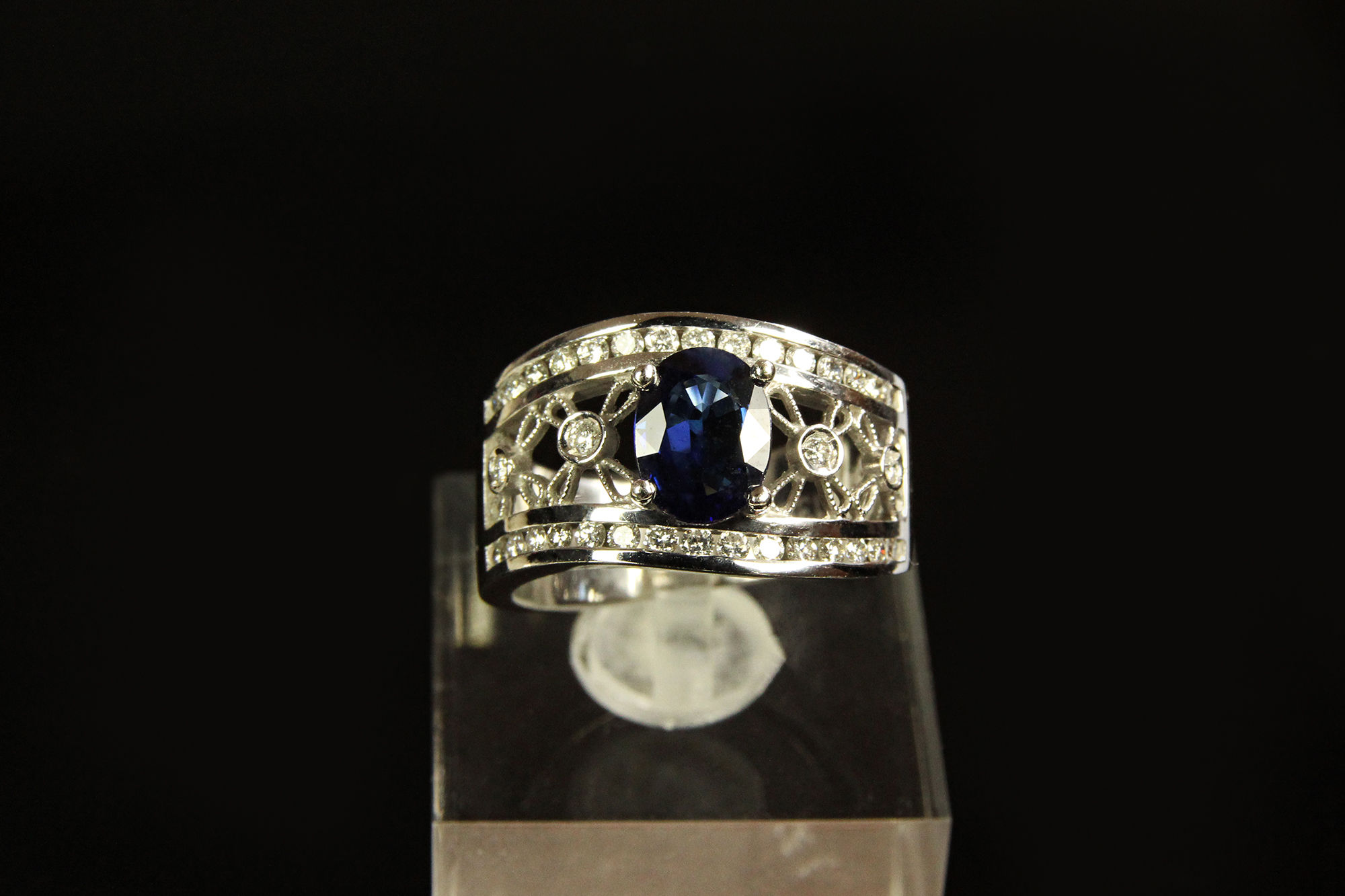 《編織花園 》簍空鑲鑽藍寶