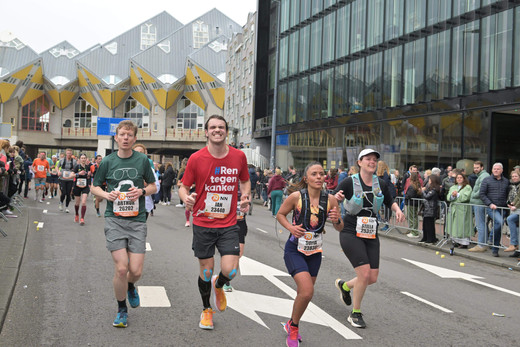 Hardlopers rennen tijdens de marathon, 'Ren tegen kanker'