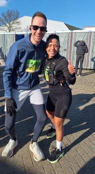 Twee lopers poseren na een race