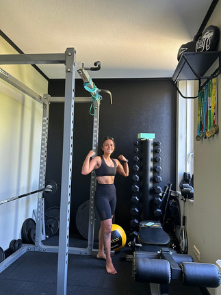 Vrouw in thuisgym, fitness
