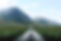 Une route, des montagnes au loin