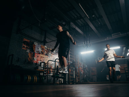 Sportifs sautant à la corde