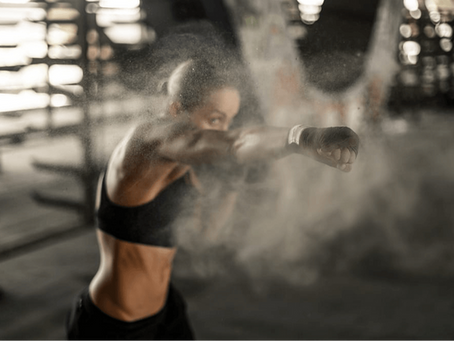 Une combattante réalise un shadow boxing