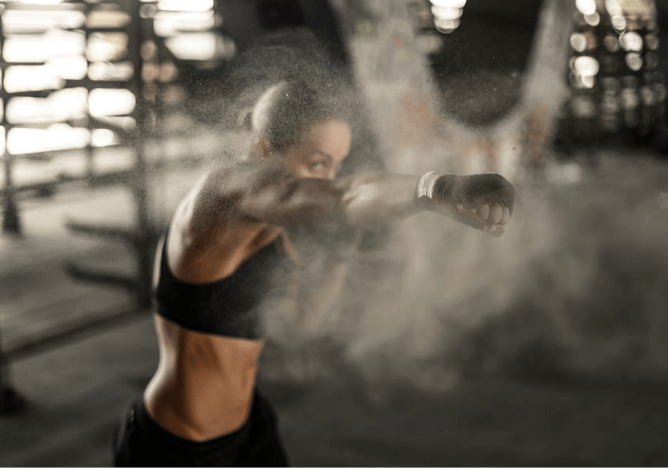 Une combattante réalise un shadow boxing