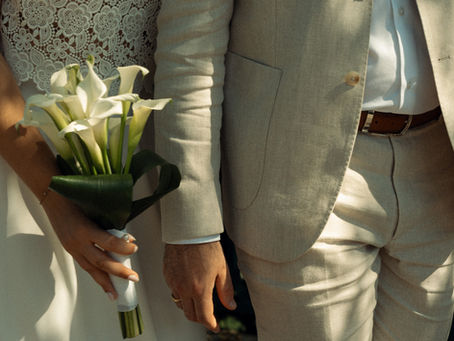 Un mariage civil à Saint-Cloud : une séance couple naturelle face à la Tour Eiffel
