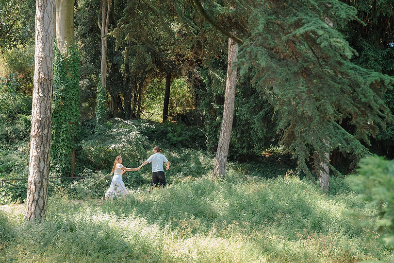 Couple marchant main dans la main sous les arbres, atmosphère poétique à Paris