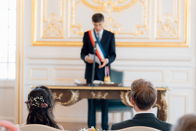 Mariés écoutant le maire lors de leur cérémonie de mariage.