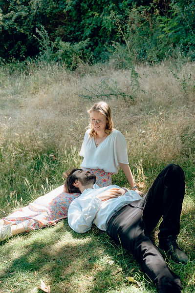Photographie d’un couple dans un lieu paisible à Paris, capturant l’émotion du moment