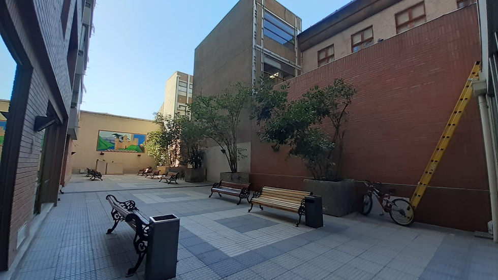 Suasana taman apartemen yang kosong di Santiago, Chile (c) Arakita Rimbayana