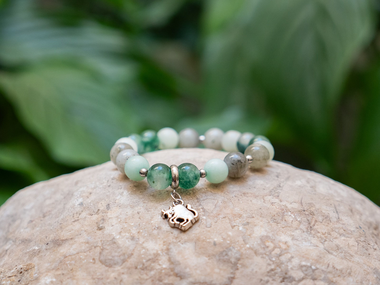 Bracelet argenté en pierres fines signe zodiaque du Taureaux avec pendentif