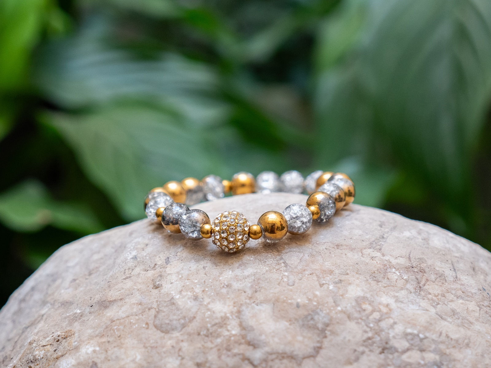 Bracelet en pierre fine cristal de roche craquelé - Breloque boule disco dorée