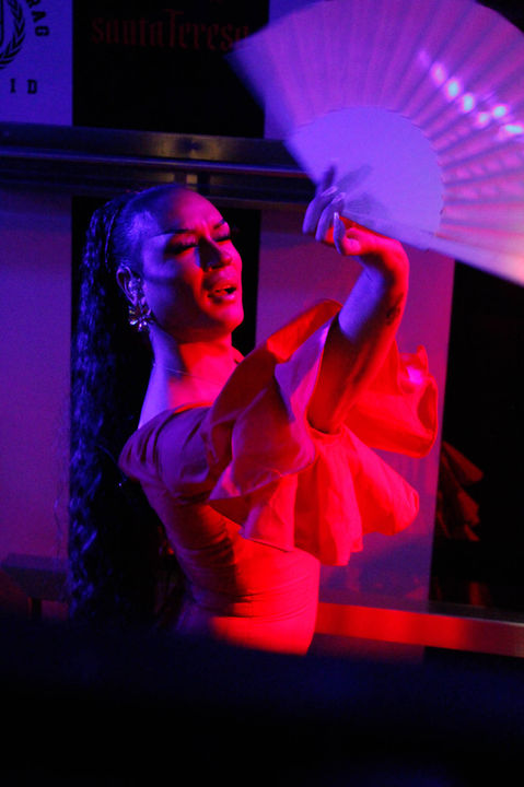 Raquelita La Torbe mueve con arte el abanico LL Bar
